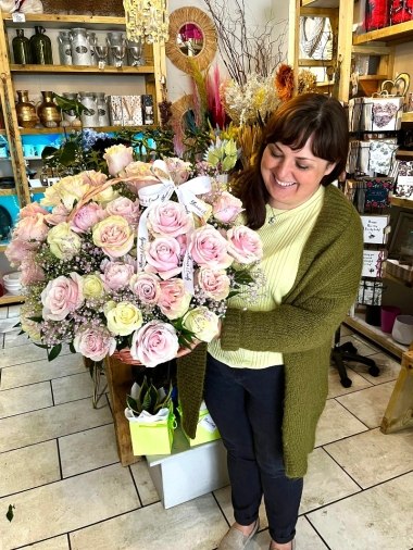 amazing luxury compact basket of fresh roses with delivery in London, UK