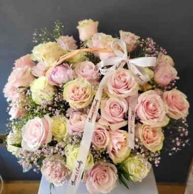 amazing luxury compact basket of fresh roses with delivery in London, UK